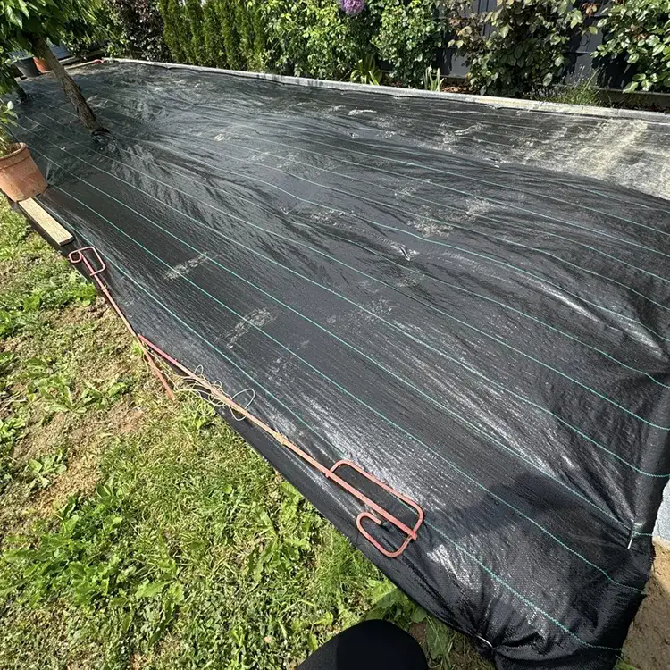 Como o tecido biodegradável de barreira contra ervas daninhas melhora o controle sustentável de ervas daninhas?